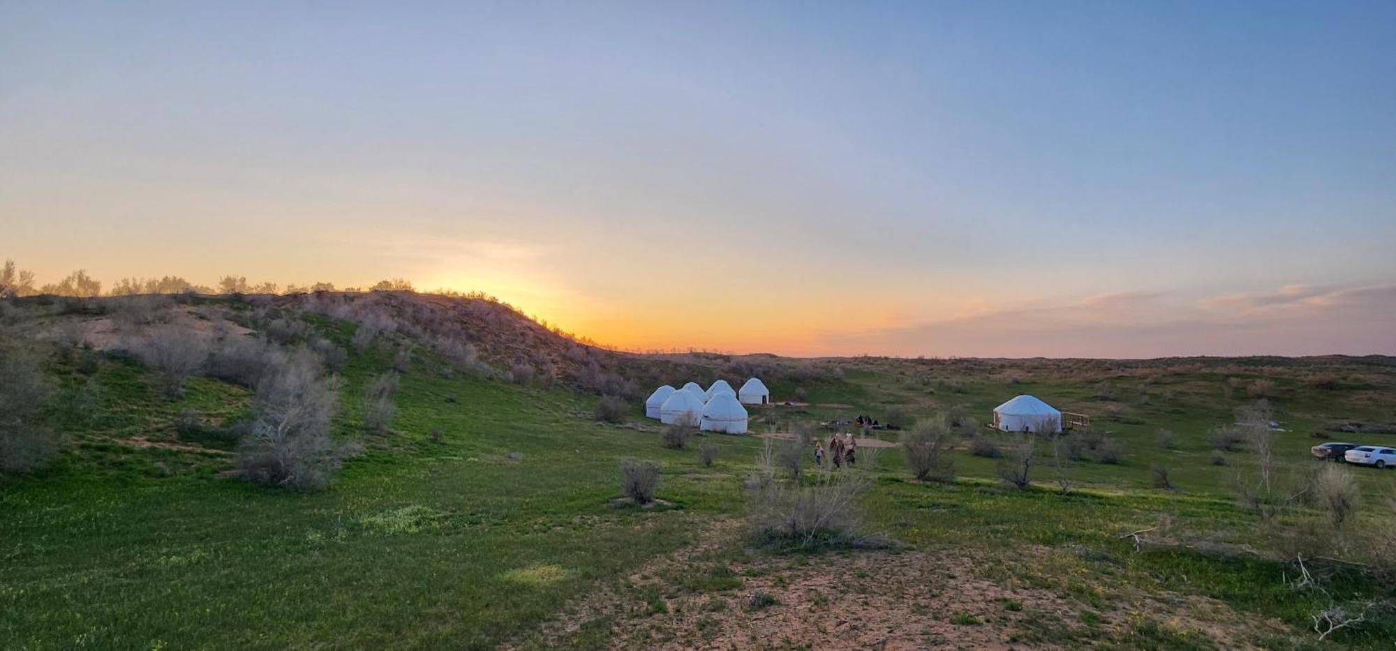 Отель Kyzylkum Nights Camp & Family Yurt Nurota Экстерьер фото